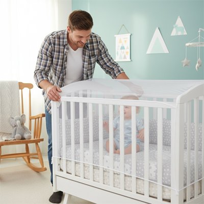 Moustiquaire lit bébé papa surveille