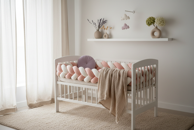 Tour de lit bébé fille rose et blanc tressé dans chambre pastel - Protection douce pour lit bébé