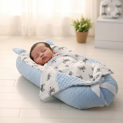 Bébé dormant dans le cocon bleu FOX