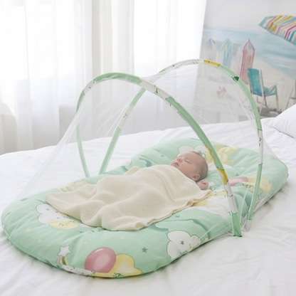 Bebe dort sous moustiquaire lit bebe
