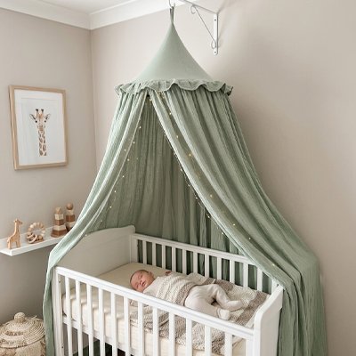 Ciel de lit avec bebe qui dort