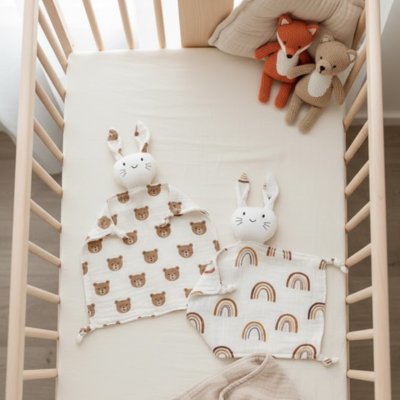 Doudou lapin sur lit