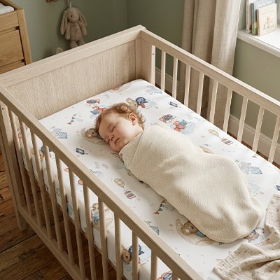 Drap housse lit bébé qui dort