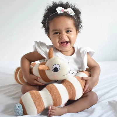 fille entouree tour de lit bebe