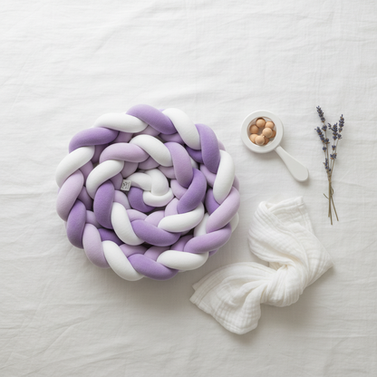 Flat lay tresse de lit blanc lavande mauve avec accessoires bébé