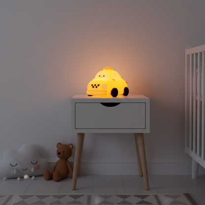 Veilleuse taxi jaune kawaii posee sur table de nuit en bois blanc dans une chambre enfant scandinave cosy, lumiere ambre douce