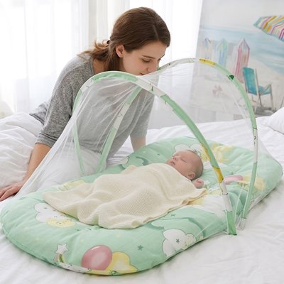 Lit moustiquaire bebe maman surveille