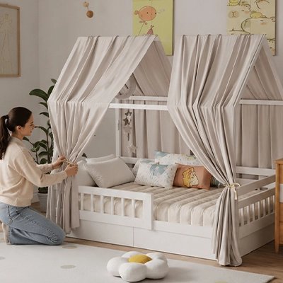 maman installe Ciel de lit gris