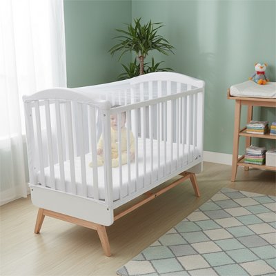 Moustiquaire lit bébé assis dans lit