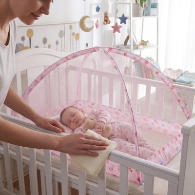 Moustiquaire lit bébé avec maman 