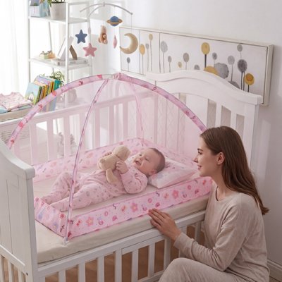 Moustiquaire lit bébé maman surveille