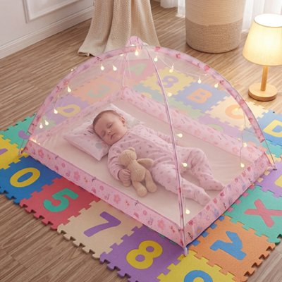 Moustiquaire lit bébé posé sur tapis