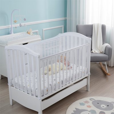 Moustiquaire lit bébé qui dort