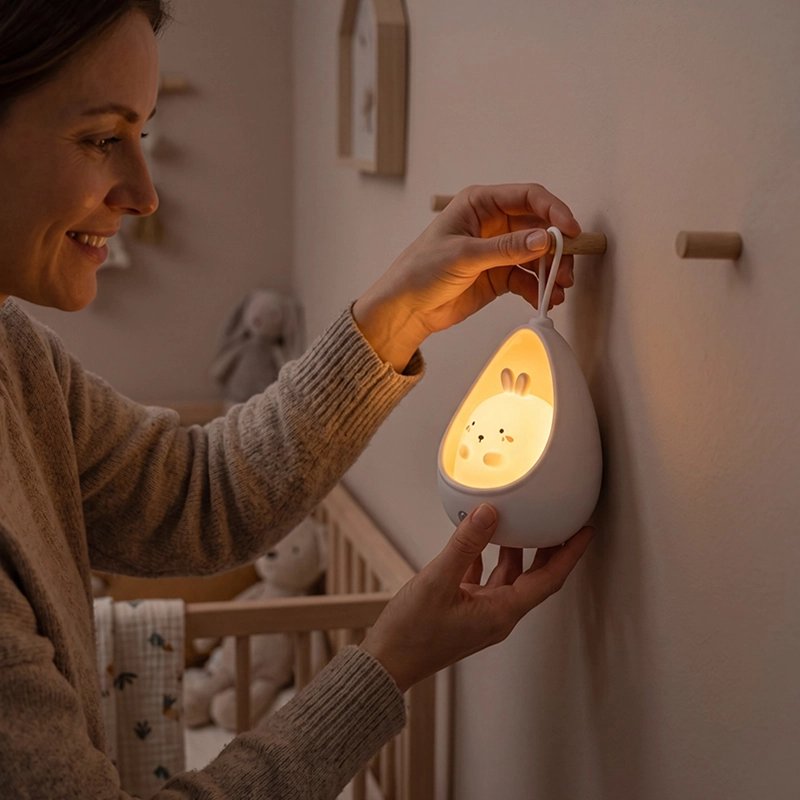 Veilleuse bébé accroche au mur par maman