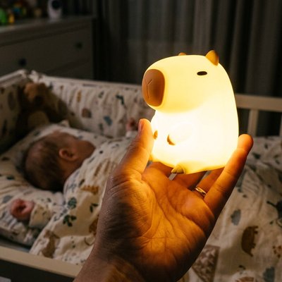 Veilleuse bébé dans la main de papa