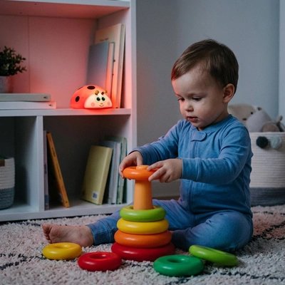 Veilleuse bébé devant enfant qui s'amuse