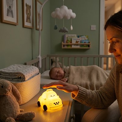 Veilleuse bebe devant maman