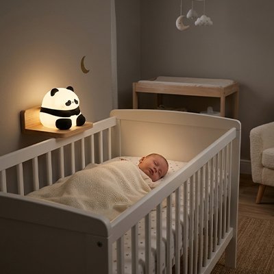 Veilleuse bébé eclaire le petit garçon