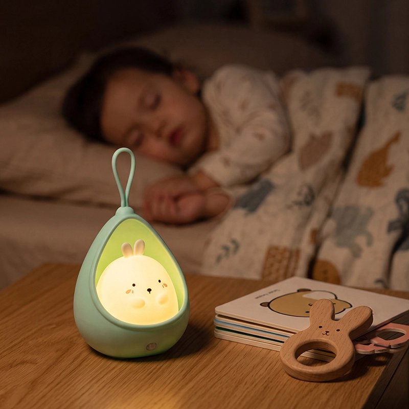 Veilleuse bébé posee sur chevet