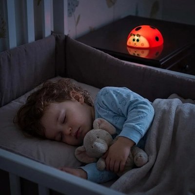 Veilleuse bébé posée sur table de nuit