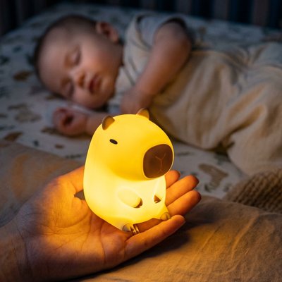 Veilleuse bébé sur la main de maman devant bebe