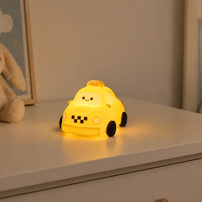 Veilleuse bebe voiture posee sur commode
