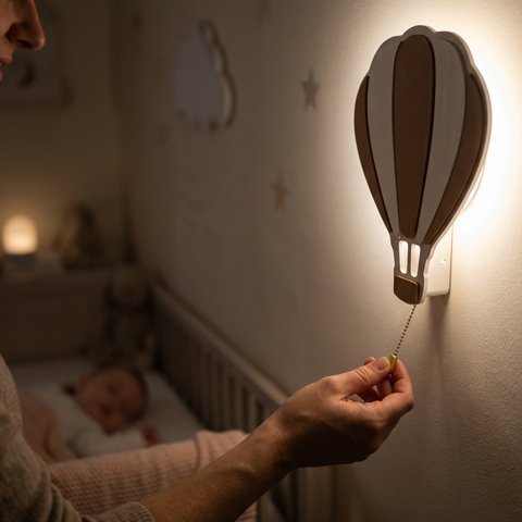 Veilleuse murale allumee par papa 