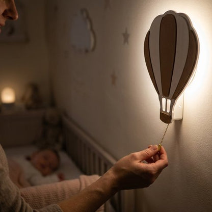 Veilleuse murale allumee par papa 