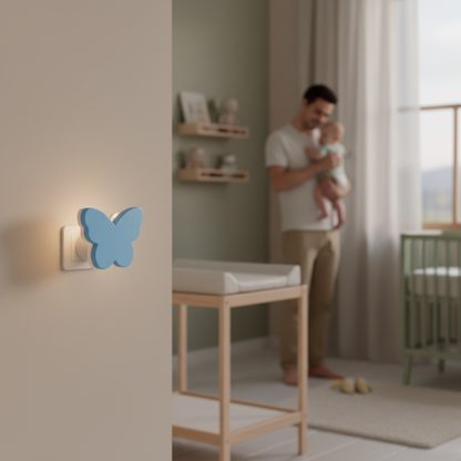 veilleuse papillon bleue pres de la table langer