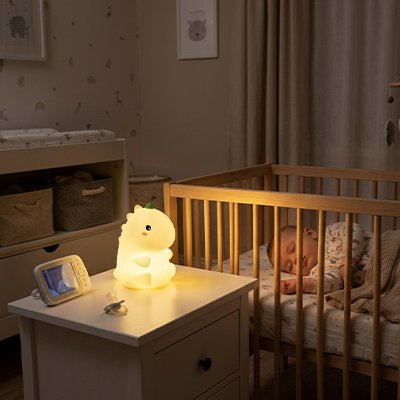 Veilleuse pour bebe dinosaure devant bebe qui dort